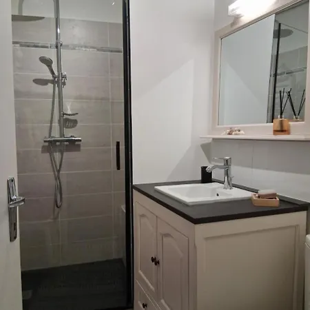 Les Volets Bleus Feriehus Prémian